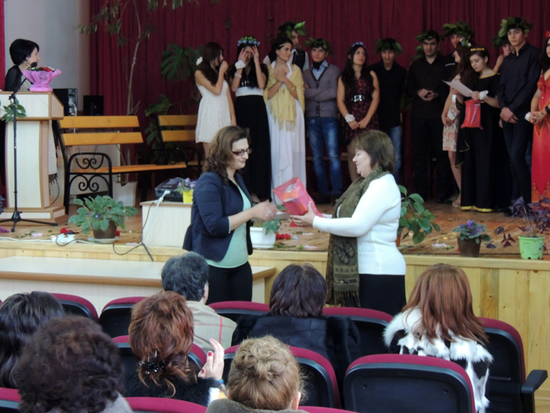 Кристина Бегларян, педагог школы 2 получает грамоту из ру председателя русской общины НКР Галины Сомовой Кристина Бегларян, педагог школы 2 получает грамоту из ру председателя русской общины НКР Галины Сомовой