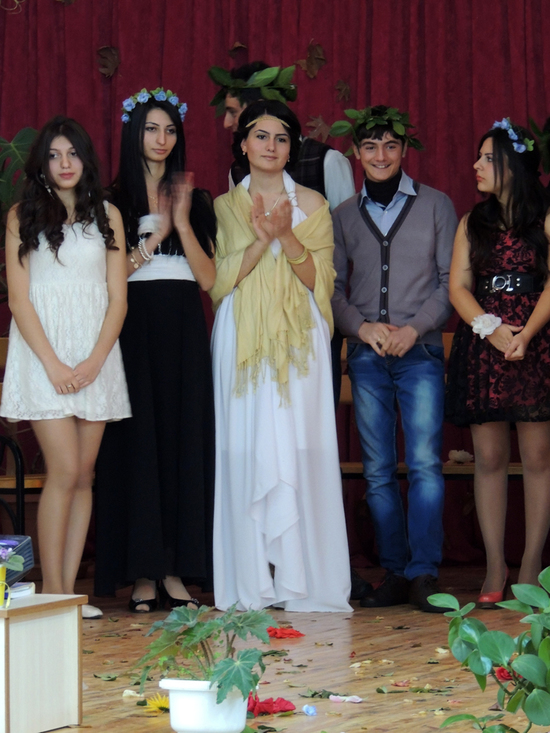 Аплодисменты были не только ученикам, но исходили и от них... Аплодисменты были не только ученикам, но исходили и от них...