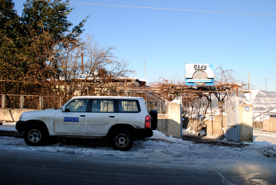 Машина сопредседателей Минской группы ОБСЕ у офиса Степанакертского пресс-клуба. Машина сопредседателей Минской группы ОБСЕ у офиса Степанакертского пресс-клуба.