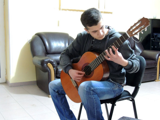 Марат прекрасно играл на гитаре и пел романсы. Марат прекрасно играл на гитаре и пел романсы.