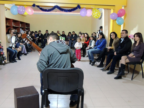 Зрители с интересом слушали выступление Марата. Зрители с интересом слушали выступление Марата.