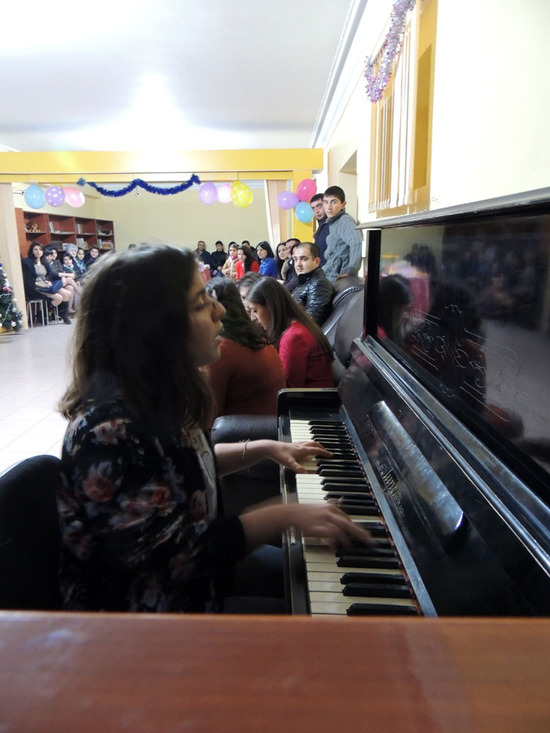 Она, также исполнила песню на английском языке. Она, также исполнила песню на английском языке.