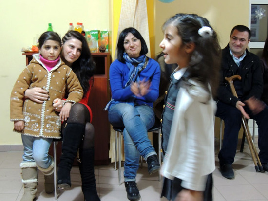 Мария исполняет песню на армянском языке. Мария исполняет песню на армянском языке.