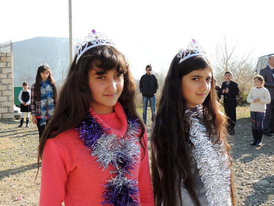 Девочки готовы к выступлению. Девочки готовы к выступлению.