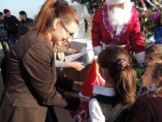 Сусанна раздаёт подарки малышам. Сусанна раздаёт подарки малышам.