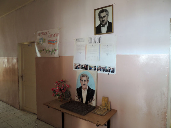 Школа носит имя Вагифа Амбарцумяна, главы сельсовета, в 2000 году подорвашегося на мине... Кстати, это брат отца Лёли Амбарцумян, бавшей малышки заложницы... Школа носит имя Вагифа Амбарцумяна, главы сельсовета, в 2000 году подорвашегося на мине... Кстати, это брат отца Лёли Амбарцумян, бавшей малышки заложницы...