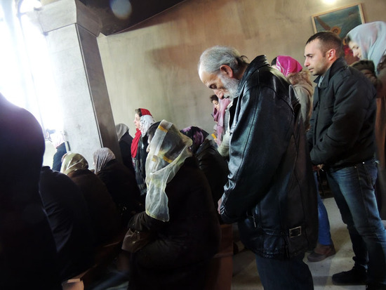 Прихожане слушали молча склонив головы... Прихожане слушали молча склонив головы...