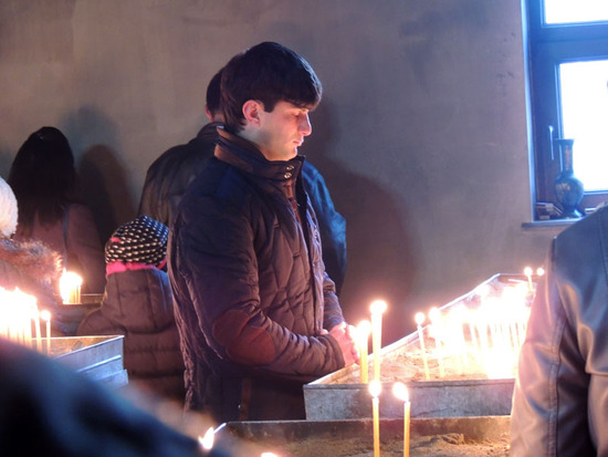 Лица. Парень молится... Лица. Парень молится...