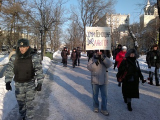 Среди множества плакатов на прошедшей в Москве антифашистской акции был и плакат о геноциде адыгов в связи с Олимпиадой в Сочи. Москва, 19 января 2014 г. Фото Григория Шведова для "Кавказского узла". Среди множества плакатов на прошедшей в Москве антифашистской акции был и плакат о геноциде адыгов в связи с Олимпиадой в Сочи. Москва, 19 января 2014 г. Фото Григория Шведова для "Кавказского узла".