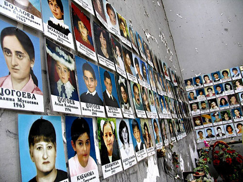 Фотографии погибших при захвате заложников в школе № 1 города Беслан (Северная Осетия), совершённый боевиками 1 сентября 2004 года. Фото с сайта http://ru.wikipedia.org