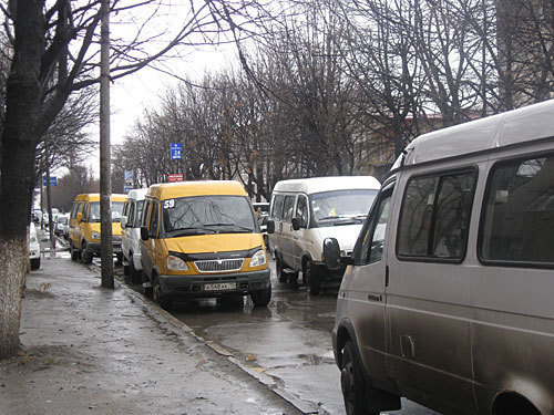Владикавказ, маршрутные такси на улице Леонова. Фото "Кавказского Узла"
