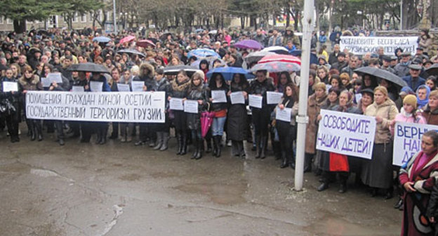 Митинг в поддержку заключенных, незаконно удерживаемых на территории Грузии. Цхинвал, 15 января 2010 года. Фото "Кавказского Узла"