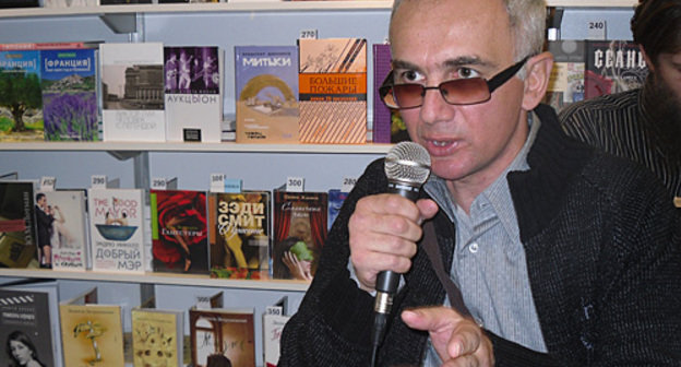 Тамерлан Тадтаев в Центральном Доме Художника на презентации книги "Судный день". Москва, 5 декабря 2010 года. Фото "Кавказского узла"