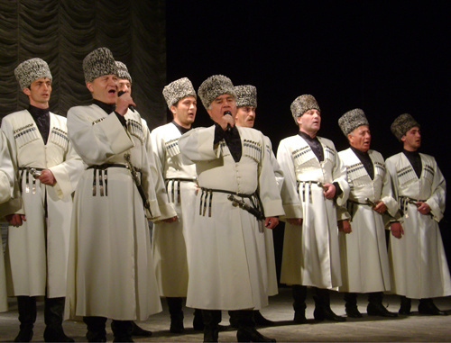 Участники концерта, посвященного Дню возрождения карачаевского народа. Черкесск, Драматический театр. 3 мая 2011 г. Фото "Кавказского узла"