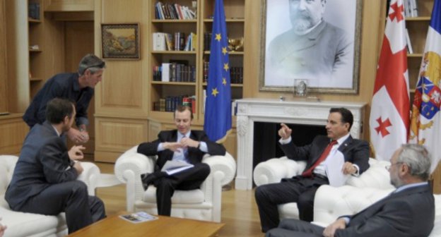 На съёмках эпизода из фильма Ренни Харлина "5 дней в августе" в президентском кабинете в Тбилиси. Фото с сайта www.pik.tv