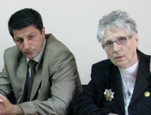 Валентина Шумлянская (справа), руководитель всех проектов Воронеж-Цхинвал при областной общественной Ассоциации "Асса", на встрече с членами Общественной палаты Южной Осетии. Южная осетия, Цхинвал, 23 мая 2011 г. Фото "Кавказского узла"