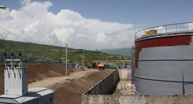 Один из этапов реконструкции водовода Едис-Цхинвал: строительство резервуаров для питьевой воды в Дубовой роще. Южная Осетия, Цхинвал, 1 июня 2011 г. Фото: Информационное агентство Рес ( http://cominf.org )