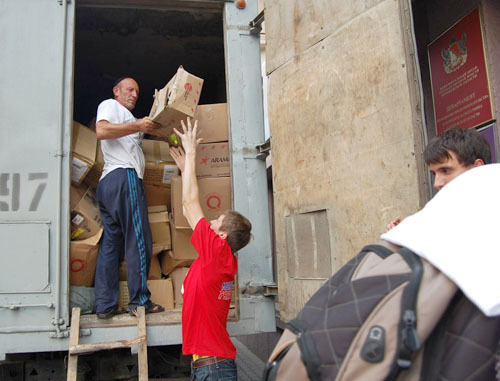 Благотворительный фонд им. Муртазалиева отгружает груз из Дагестана погорельцам Воронежской области. Воронеж, август 2010 г. Фото "Кавказского узла"