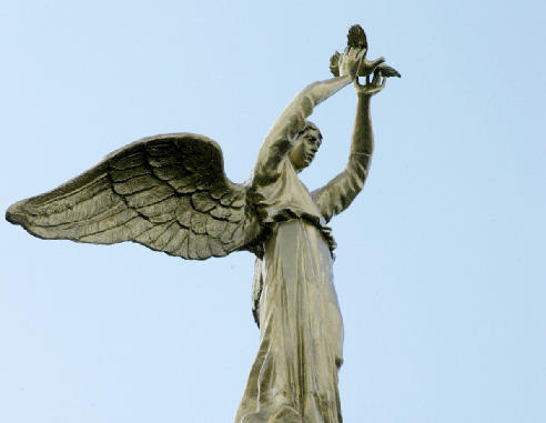 Северная Осетия, г. Беслан, 2 сентября 2011 г. Скульптурная композиция  "Добрый ангел мира". Фото "Кавказского узла"
