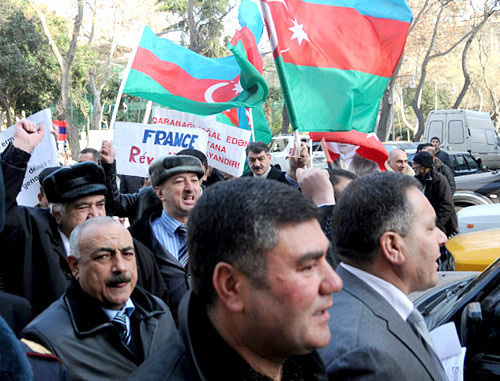 Участники акции протеста у здания посольства Франции в Баку. 22 декабря 2011 г. Фото: APA, ru.apa.az