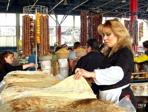 Прилавок с хлебом на рынке Еревана. Фото: shtish , www.roadplanet.ru