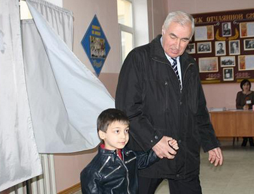 Кандидат в президенты Южной Осетии Леонид Тибилов на избирательном участке в день голосования в первом туре выборов. Цхинвал, 25 марта 2012 г. Фото: Катерина Пухаева/ИА "Рес", http://cominf.org