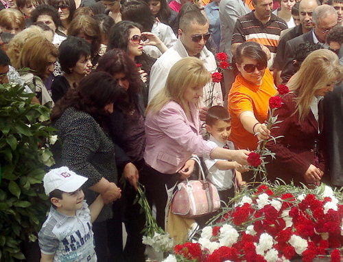 Возложение цветов к памятнику воинам, погибшим во Второй мировой войне и во время карабахской войны. Нагорный Карабах, Степанакерт, 8 мая 2012 г. Фото Алвард Григорян для "Кавказского узла"
