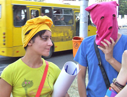 Акция поддержки и солидарности панк-группе Pussy Riot прошла в Грузии. На снимке: участники акции. Тбилиси, 16 августа 2012 г. Фото Эдиты Бадасян для "Кавказского узла" Акция поддержки и солидарности панк-группе Pussy Riot прошла в Грузии. На снимке: участники акции. Тбилиси, 16 августа 2012 г. Фото Эдиты Бадасян для "Кавказского узла"