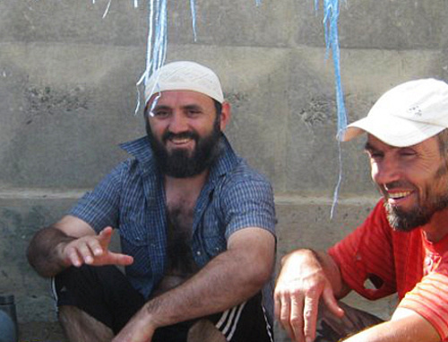 Имам Каримулла Ибрагимов (слева) во время строительства мечети. Дербент, октябрь 2012 г. Фото: http://www.facebook.com/StroitelstvoMecetiAhluSSunnaVDerbente