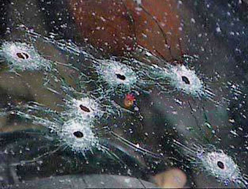 Следы от пуль на лобовом стекле автомобиля. Фото http://aksakal.info