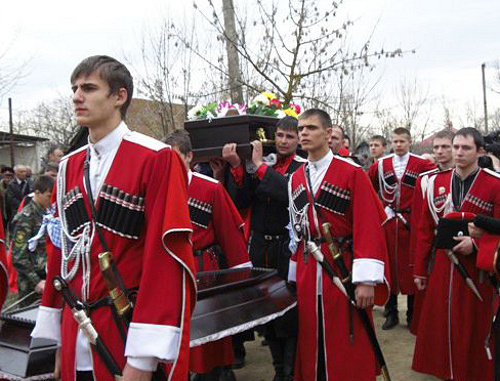 Похороны атамана станицы Мингрельской. Краснодарский край, Абинский район, 13 марта 2013 г. Фото: Кубанское казачье войско, http://www.slavakubani.ru Похороны атамана станицы Мингрельской. Краснодарский край, Абинский район, 13 марта 2013 г. Фото: Кубанское казачье войско, http://www.slavakubani.ru
