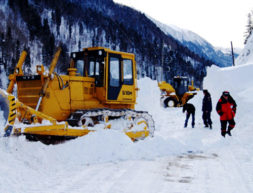 Расчистка дорожного полотна на Транскавказской магистрали. Фото пресс-службы ГУ МЧС по Северной Осетии, http://www.15.mchs.gov.ru Расчистка дорожного полотна на Транскавказской магистрали. Фото пресс-службы ГУ МЧС по Северной Осетии, http://www.15.mchs.gov.ru
