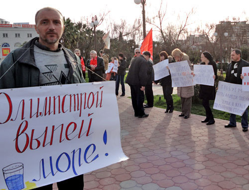 Юрий Молчанов во время митинга против олимпийского строительства. Сочи, лето 2011 г. Фото Светланы Кравченко для "Кавказского узла" Юрий Молчанов во время митинга против олимпийского строительства. Сочи, лето 2011 г. Фото Светланы Кравченко для "Кавказского узла"