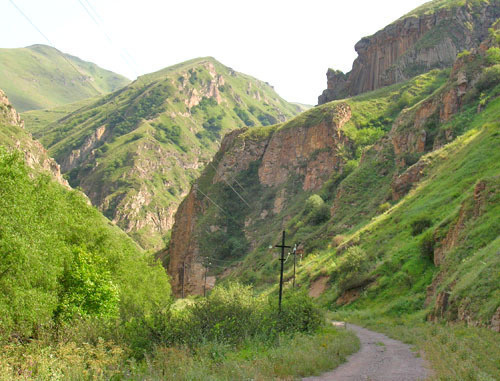 Участок дороги Мартакерт-Карвачар. Нагорный Карабах. Фото Алвард Григорян для "Кавказского узла" Участок дороги Мартакерт-Карвачар. Нагорный Карабах. Фото Алвард Григорян для "Кавказского узла"
