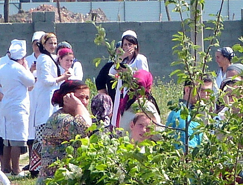Во дворе районной больницы в станице Шелковской, Чечня. Фото: http://www.95.mchs.gov.ru Во дворе районной больницы в станице Шелковской, Чечня. Фото: http://www.95.mchs.gov.ru