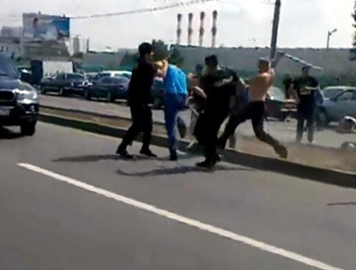 Москва, 30 июня 2013 г. Драка на Новоясеневском проспекте у ТРЦ "Принц плаза". Кадр из видеородика , выложенного на Youtube пользователем Богданом Митроновым-Слободским, http://www.youtube.com/watch?feature=player_embedded&v=ANwz2uY74UM Москва, 30 июня 2013 г. Драка на Новоясеневском проспекте у ТРЦ "Принц плаза". Кадр из видеородика , выложенного на Youtube пользователем Богданом Митроновым-Слободским, http://www.youtube.com/watch?feature=player_embedded&v=ANwz2uY74UM
