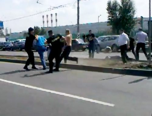 Москва, 30 июня 2013 г. Драка на Новоясеневском проспекте у ТРЦ "Принц плаза". Кадр из видеородика , выложенного на Youtube пользователем Богданом Митроновым-Слободским, http://www.youtube.com/watch?feature=player_embedded&v=ANwz2uY74UM Москва, 30 июня 2013 г. Драка на Новоясеневском проспекте у ТРЦ "Принц плаза". Кадр из видеородика , выложенного на Youtube пользователем Богданом Митроновым-Слободским, http://www.youtube.com/watch?feature=player_embedded&v=ANwz2uY74UM