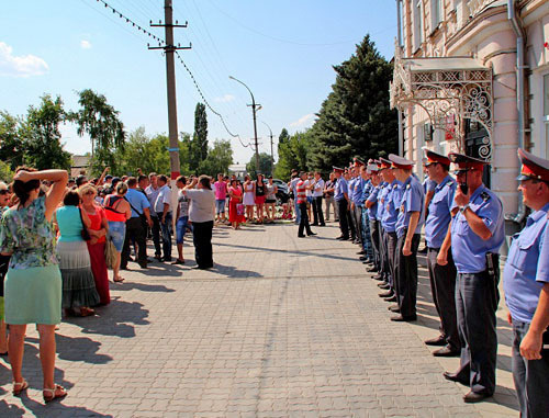 Участники протеста с требованием депортировать из города уроженцев Чечни возле здания городской администрации. Саратовская область, Пугачев, 8 июля 2013 г. Фото Романа Пятакова, http://www.fn-volga.ru/ Участники протеста с требованием депортировать из города уроженцев Чечни возле здания городской администрации. Саратовская область, Пугачев, 8 июля 2013 г. Фото Романа Пятакова, http://www.fn-volga.ru/