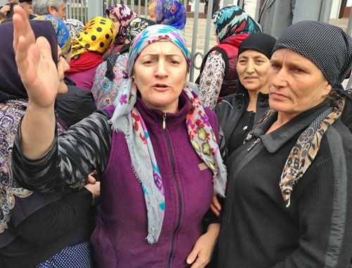 Участницы митинга работников рынка №2. Махачкала, 3 октября 2013 г. Фото Махача Ахмедова для "Кавказского узла" Участницы митинга работников рынка №2. Махачкала, 3 октября 2013 г. Фото Махача Ахмедова для "Кавказского узла"