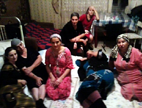 Ингушетия, Назрановский район, 11 октября 2013 г. Начало голодовки вынужденных переселенцев, жителей барака в селении Яндаре. Фото предоставлено участниками голодовки Ингушетия, Назрановский район, 11 октября 2013 г. Начало голодовки вынужденных переселенцев, жителей барака в селении Яндаре. Фото предоставлено участниками голодовки