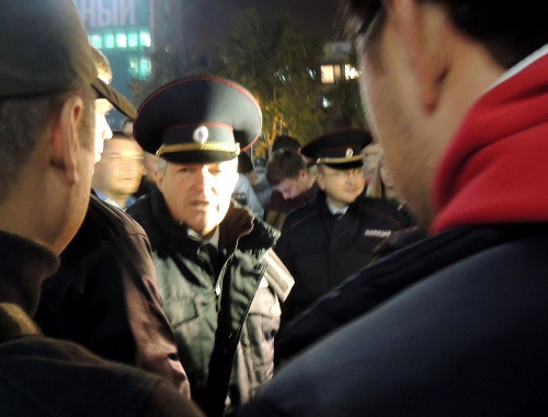 Сотрудники полиции беседуют с группой националистов, собравшихся вечером 14 октября на Театральной площади Краснодара для проведения акции в поддержку требований схода в Бирюлево. Фото Натальи Дорохиной для "Кавказского узла" Сотрудники полиции беседуют с группой националистов, собравшихся вечером 14 октября на Театральной площади Краснодара для проведения акции в поддержку требований схода в Бирюлево. Фото Натальи Дорохиной для "Кавказского узла"