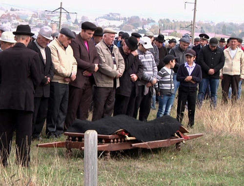 Кабардино-Балкария, Зольский район, село Залукокоаже, 19 октября 2013 г. Похороны участкового уполномоченного полиции села Светловодское, капитана полиции Рустама Бженикова. Фjто пресс-службы МВД КБР, 07.mvd.ru Кабардино-Балкария, Зольский район, село Залукокоаже, 19 октября 2013 г. Похороны участкового уполномоченного полиции села Светловодское, капитана полиции Рустама Бженикова. Фjто пресс-службы МВД КБР, 07.mvd.ru