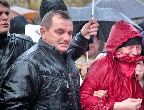 Траурный митинг на месте теракта. Волгоград, 23 октября 2013 г. Фото: Губернатор и правительство Волгоградской области http://volganet.ru/
Траурный митинг на месте теракта. Волгоград, 23 октября 2013 г. Фото: Губернатор и правительство Волгоградской области http://volganet.ru/