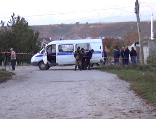 На месте взрыва в селении Дугулубгей. Кабардино-Балкария, 18 октября 2013 г. Фото: ОИОС МВД по Кабардино-Балкарской республике На месте взрыва в селении Дугулубгей. Кабардино-Балкария, 18 октября 2013 г. Фото: ОИОС МВД по Кабардино-Балкарской республике