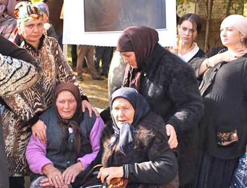 Родственники Хасана Хубиева во время акции в с требованием прекратить избиения задержанного. Черкесск, 31 октября 2013 г. Фото Марии Дзукаевой Родственники Хасана Хубиева во время акции в с требованием прекратить избиения задержанного. Черкесск, 31 октября 2013 г. Фото Марии Дзукаевой