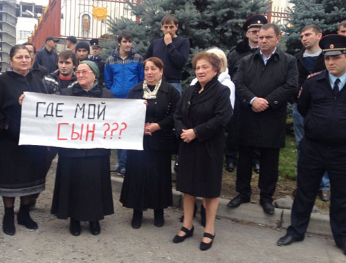 Митинг родственников и знакомых Руслана Макоева, задержанного по подозрению в убийстве Олега Озиева. Северная Осетия, Владикавказ, 12 ноября 2013 г. Фото: http://region15.ru/news/2013/11/12/13-51 Митинг родственников и знакомых Руслана Макоева, задержанного по подозрению в убийстве Олега Озиева. Северная Осетия, Владикавказ, 12 ноября 2013 г. Фото: http://region15.ru/news/2013/11/12/13-51