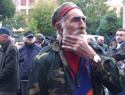 Митинг ветеранов карабахской войны прошел в Ереване. 24 октября 2013 г. Фото Армине Мартиросян для "Кавказского узла" Митинг ветеранов карабахской войны прошел в Ереване. 24 октября 2013 г. Фото Армине Мартиросян для "Кавказского узла"