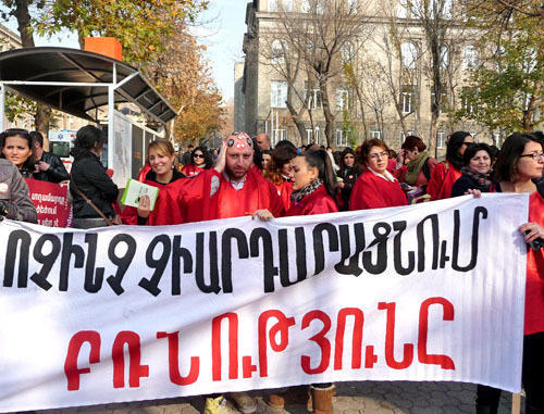 Акция против насилия над женщинами. Надпись на транспаранте: "Ничто не оправдывает насилие". Ереван, 25 ноября 2013 г. Фото Армине Мартиросян для "Кавказского узла"
