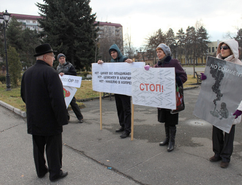 Пикет против деятельности "Электроцинка" во Владикавказе 1 декабря 2013 г. Фото Эммы Марзоевой для "Кавказского узла"