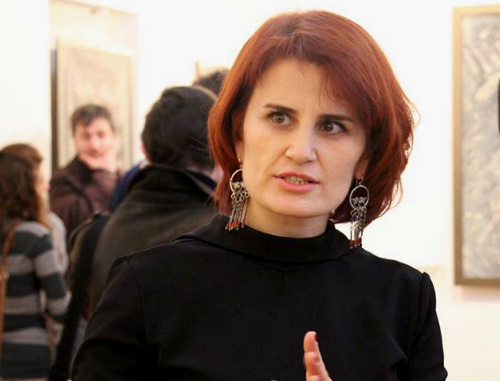 Художница Патимат Гусейнова рассказывает о своем творчестве на открытии персональной выставки в Дагестанском музее изобразительных искусств. Махачкала, 10 декабря 2013 г. Фото Махача Ахмедова для "Кавказского узла" Художница Патимат Гусейнова рассказывает о своем творчестве на открытии персональной выставки в Дагестанском музее изобразительных искусств. Махачкала, 10 декабря 2013 г. Фото Махача Ахмедова для "Кавказского узла"